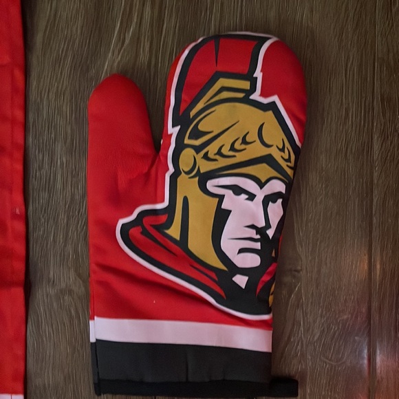 NHL Ottawa Senators Apron, Chef’s Hat and Oven Mitt -Hockey Gift Set for Kitchen - Picture 2 of 5